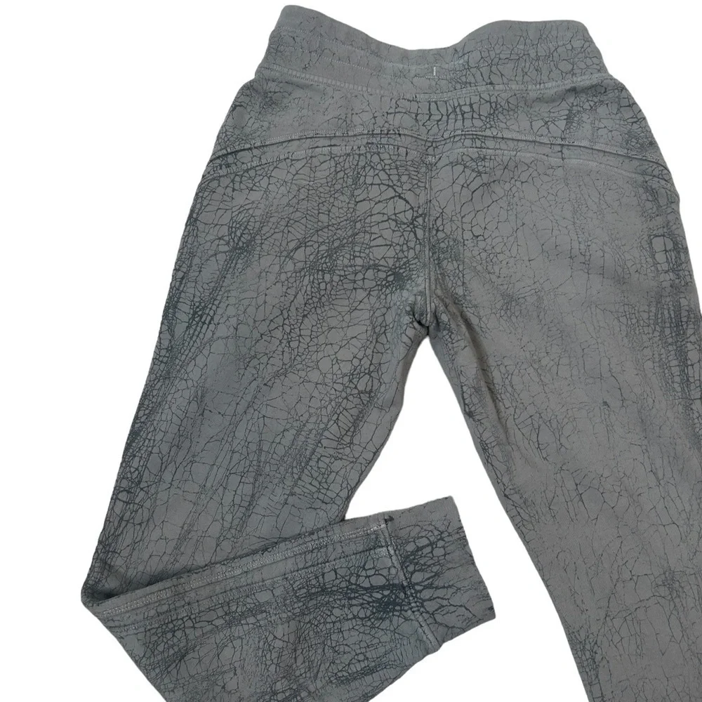 Lululemon Women Warm Down Slim Fit Mid Rise Jogger Athleisure 7/8 Length Size 6